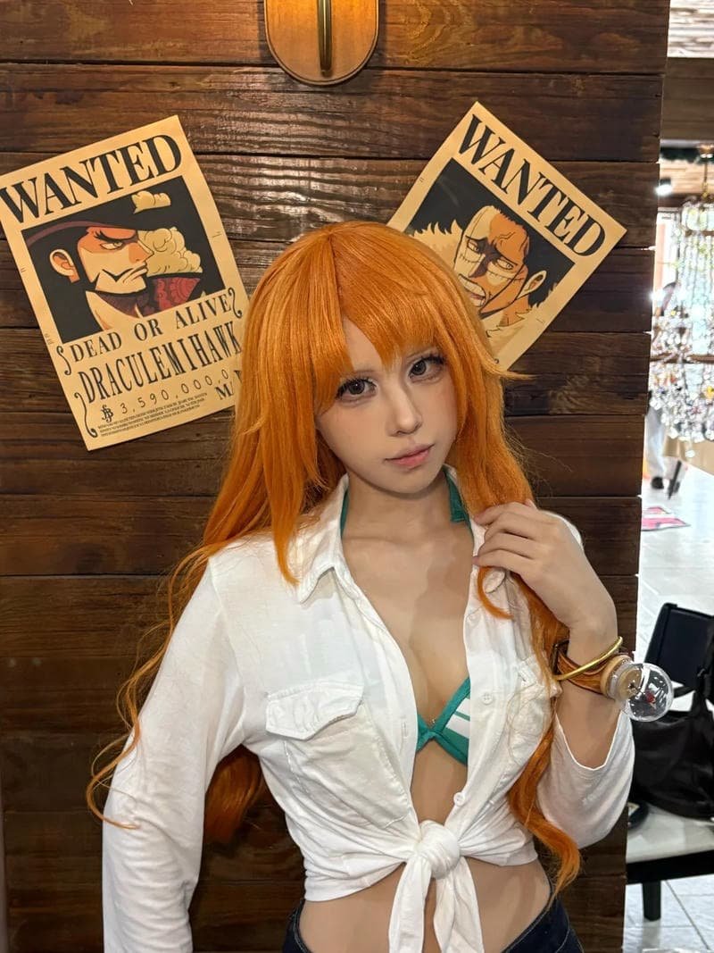 Nami cosplay One Piece trang phục trắng