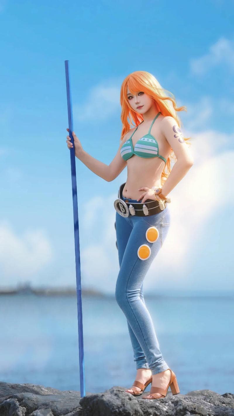 Nami cosplay biểu cảm tươi cười rạng rỡ