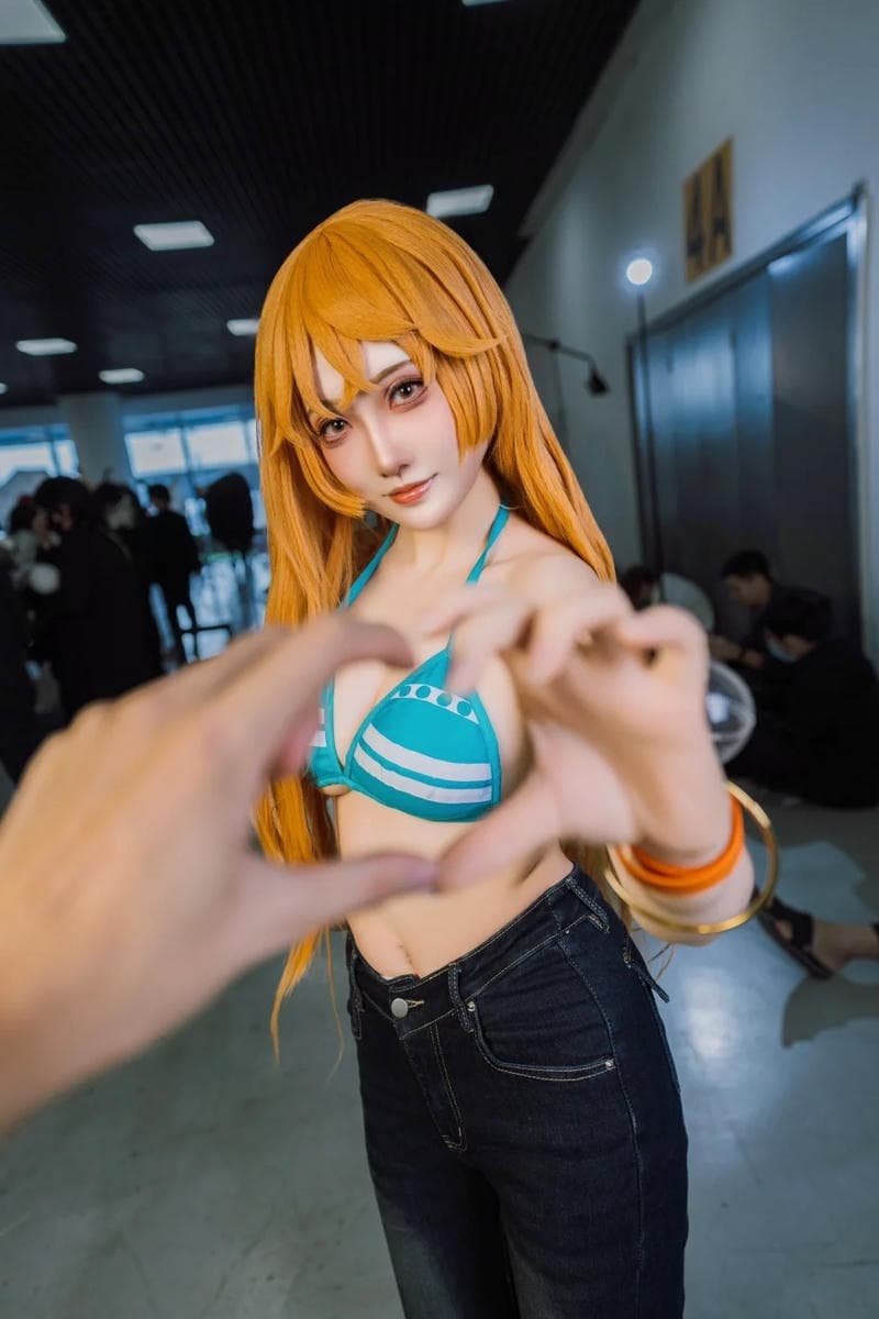 Nami cosplay dễ thương làm biểu tượng trái tim