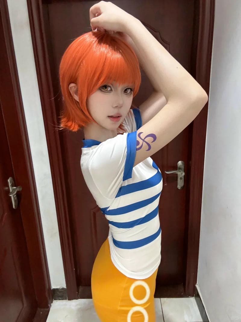 Nami cosplay phong cách nữ hải tặc mạnh mẽ