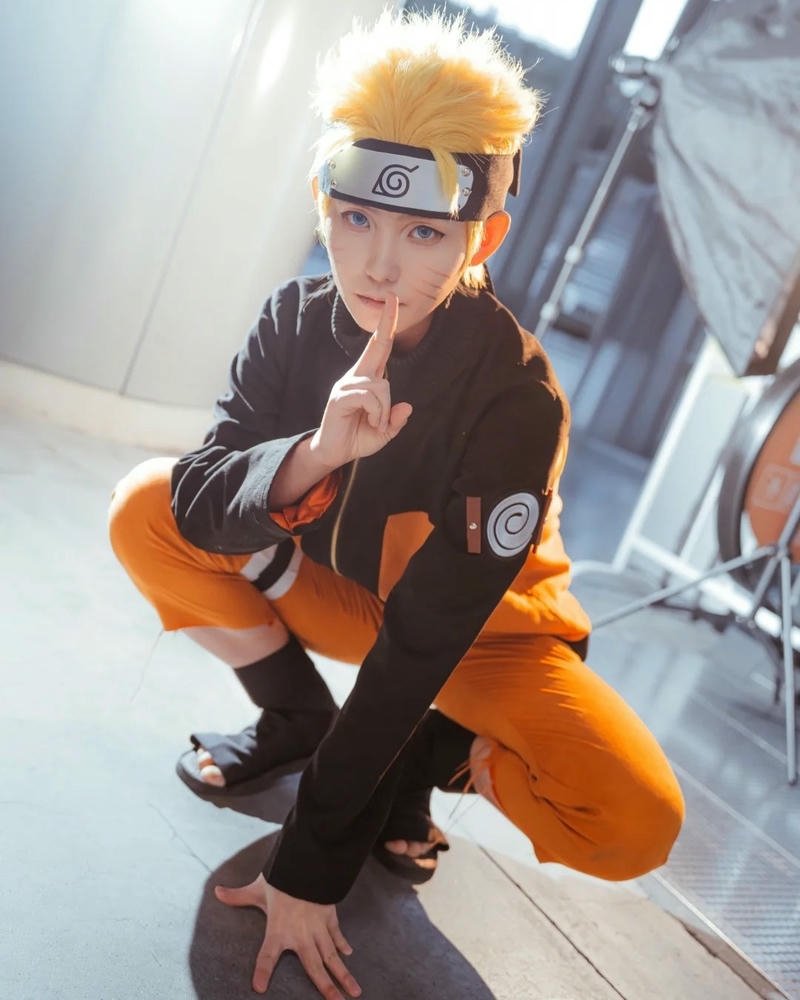 Ninja Naruto ngồi xổm nhìn thẳng ống kính