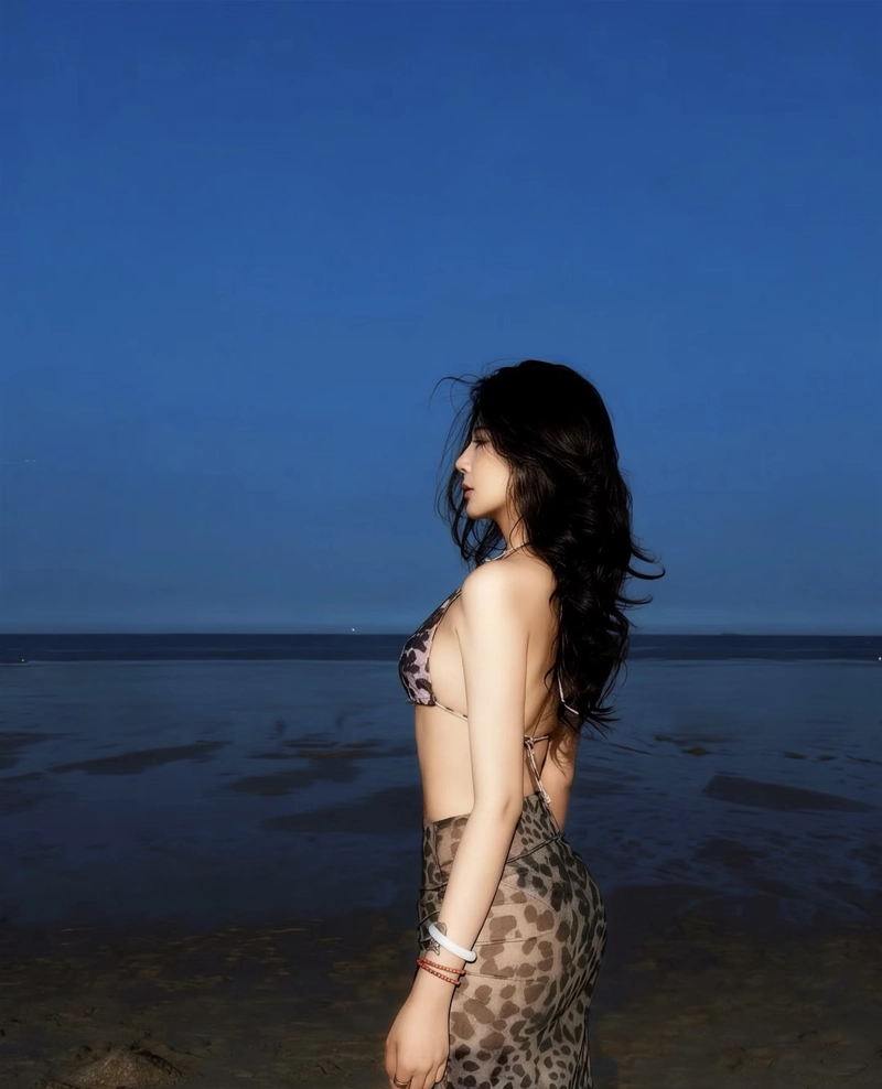Nữ sinh mặc bikini bên bãi biển trong ngày nắng đẹp