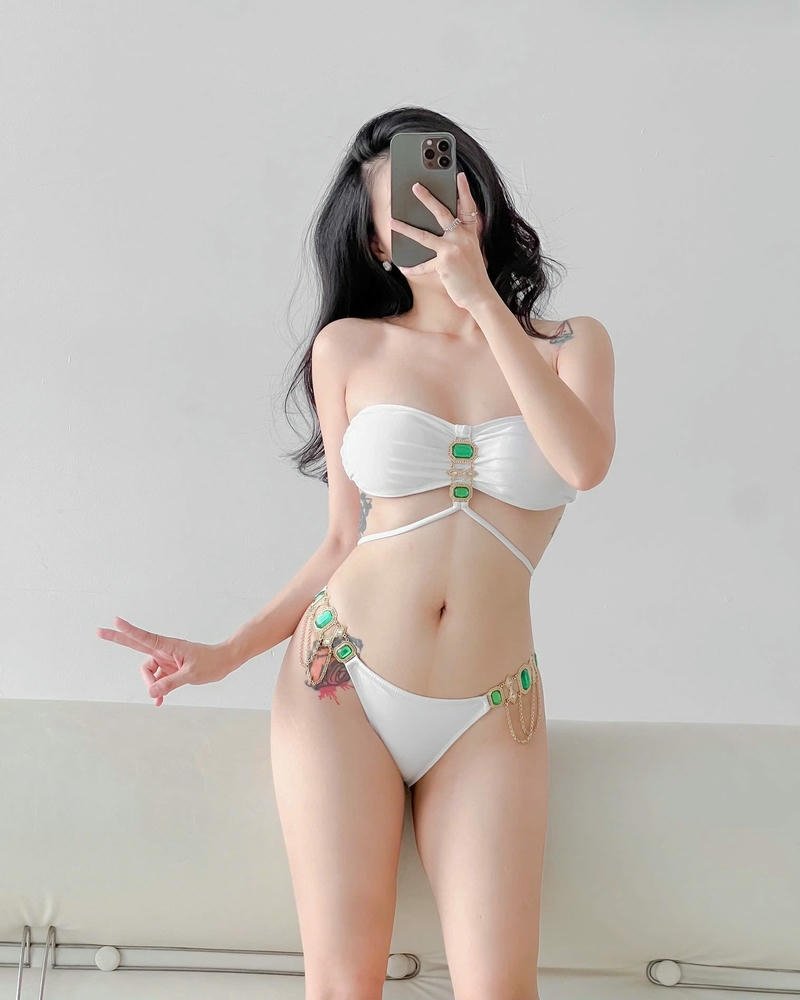 Nữ sinh mặc bikini học trò body săn gọn quyến rũ