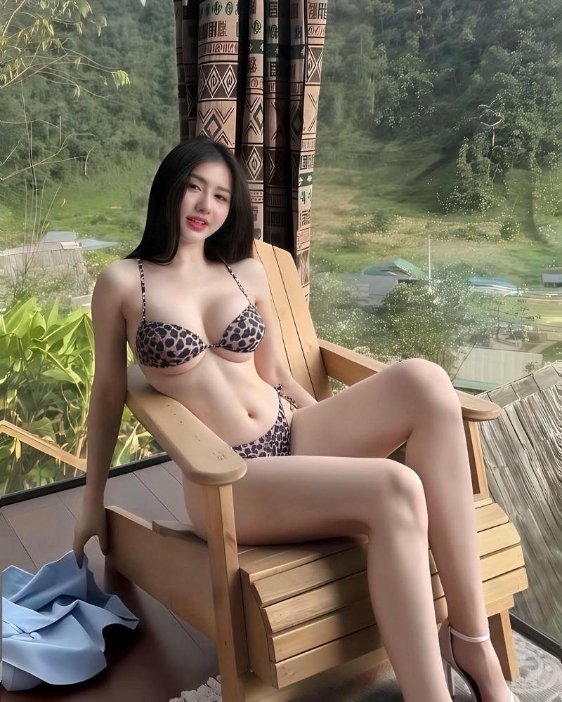 Nữ sinh mặc bikini phong cách hè trẻ trung đầy năng lượng