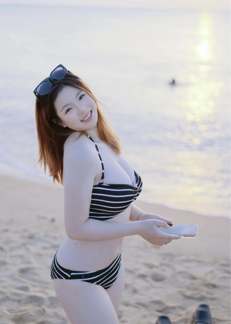 Nữ sinh mặc bikini tận hưởng không khí mùa hè sôi động