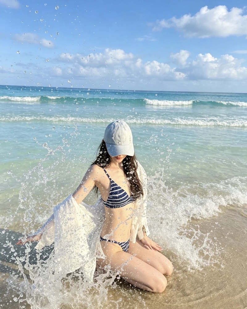 Nữ sinhi mặc bikini tạo dáng tự nhiên trước biển xanh
