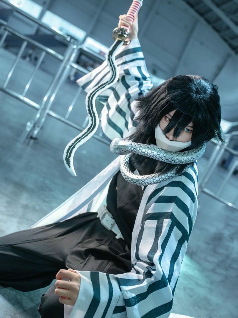 Obanai Iguro cosplay Demon Slayer đứng trên cầu thang