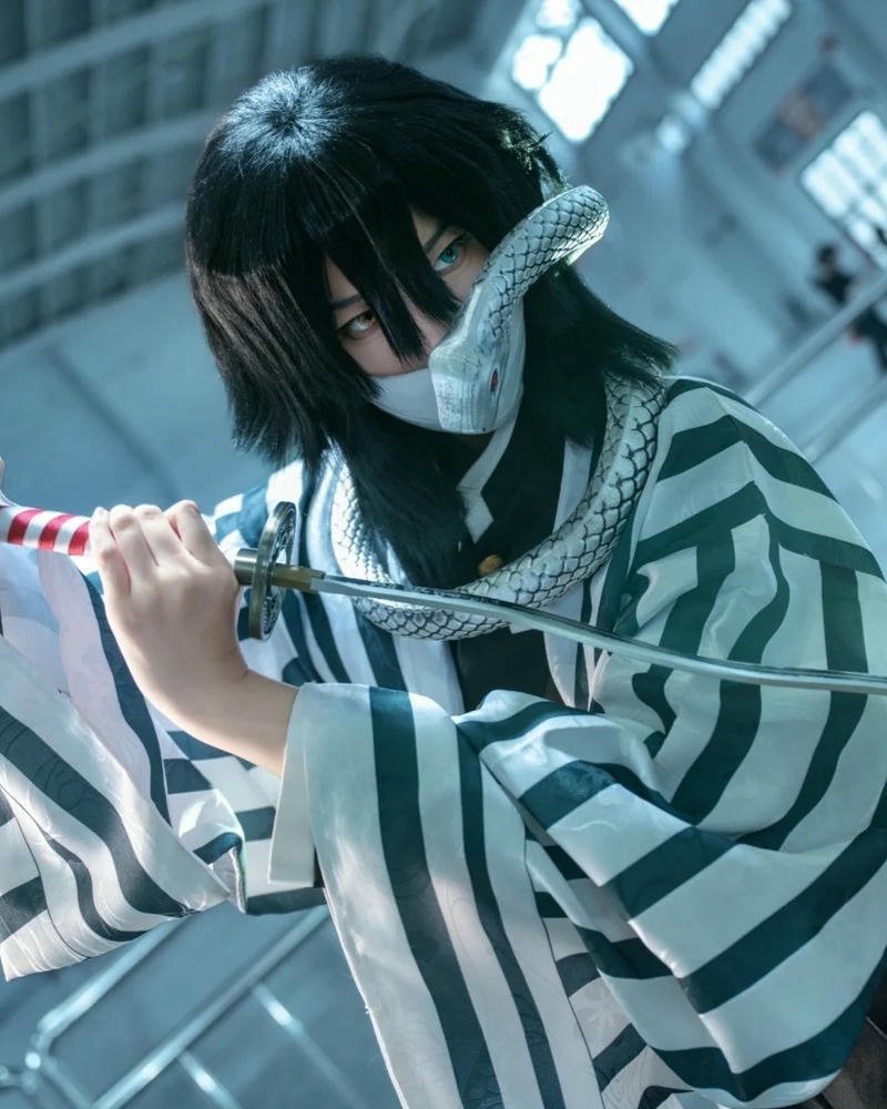 Obanai Iguro cosplay Demon Slayer đứng trong nhà máy