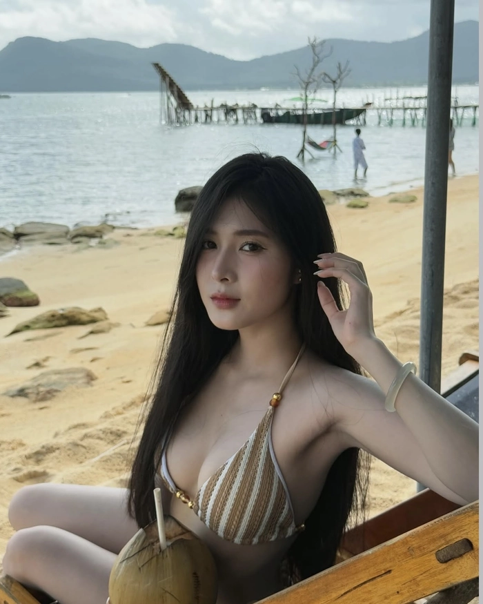 Quỳnh Alee bikini cùng thần thái tự tin rạng rỡ