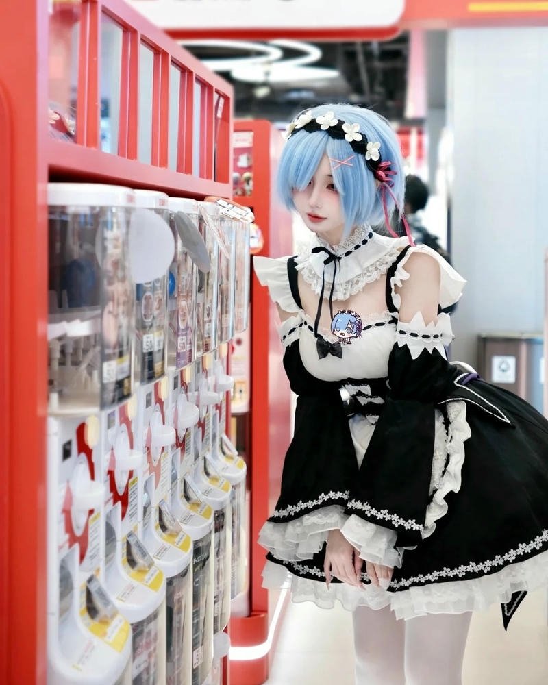 Rem cosplay cute đứng bên cạnh máy gắp thú bông