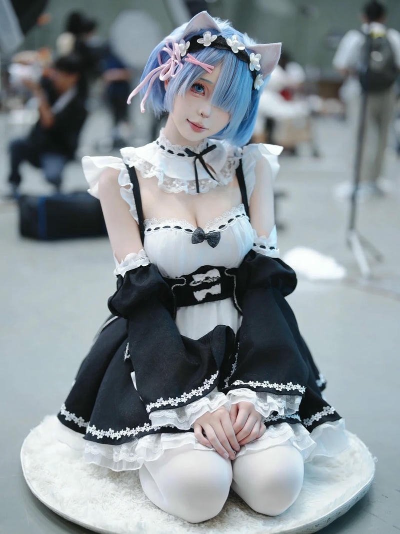 Rem cosplay cute quỳ gối hai tay đặt lên đùi