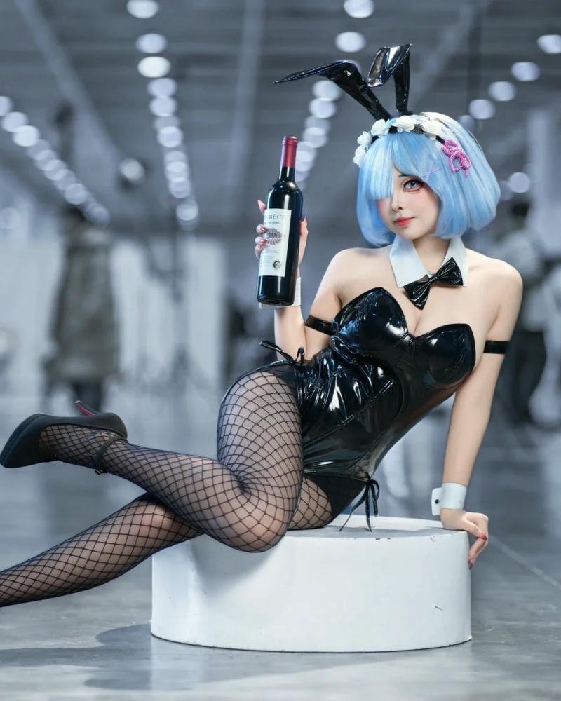 Rem hầu gái hóa trang thỏ ngọc ngồi trên bục