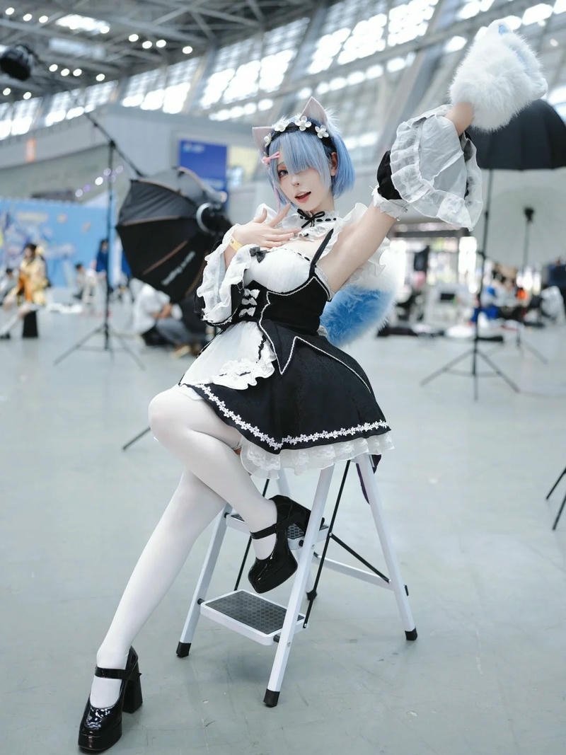 Rem hầu gái ngồi trên ghế cao chân thon dài