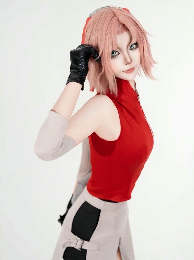 Sakura Haruno Cosplay cận mặt nhìn thẳng ống kính