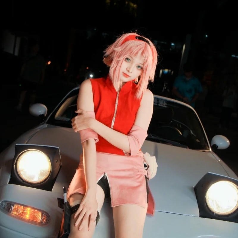 Sakura Haruno Cosplay đứng cạnh xe hơi cổ điển
