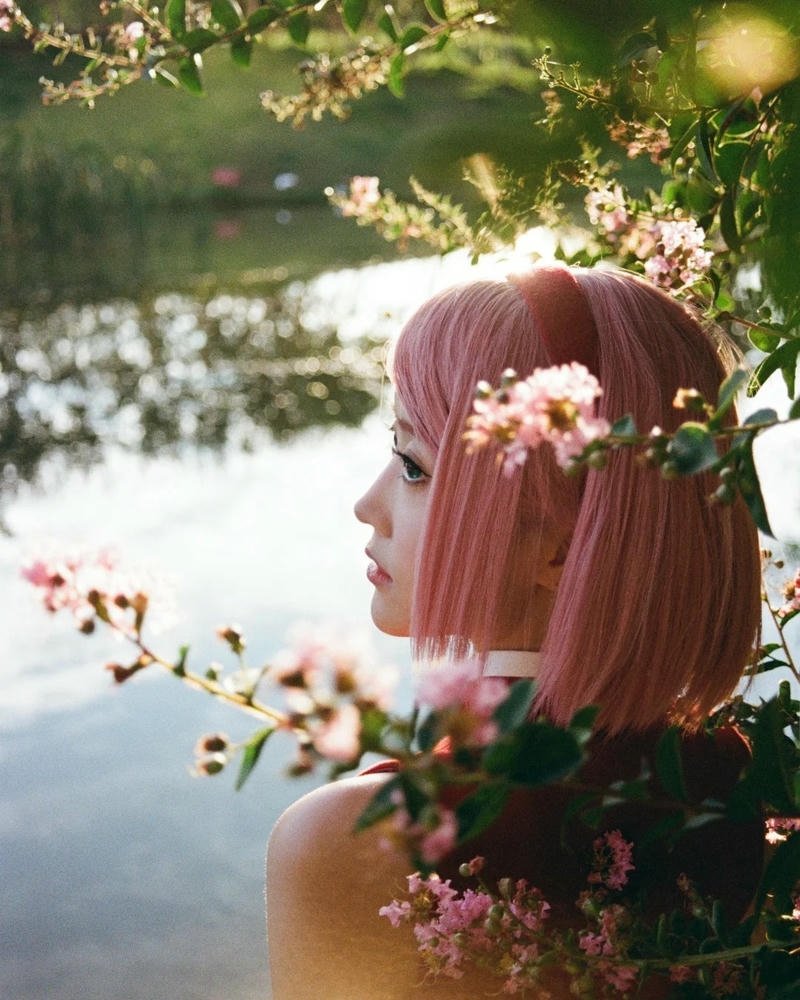 Sakura Haruno Cosplay đứng nhìn ra hồ nước đẹp