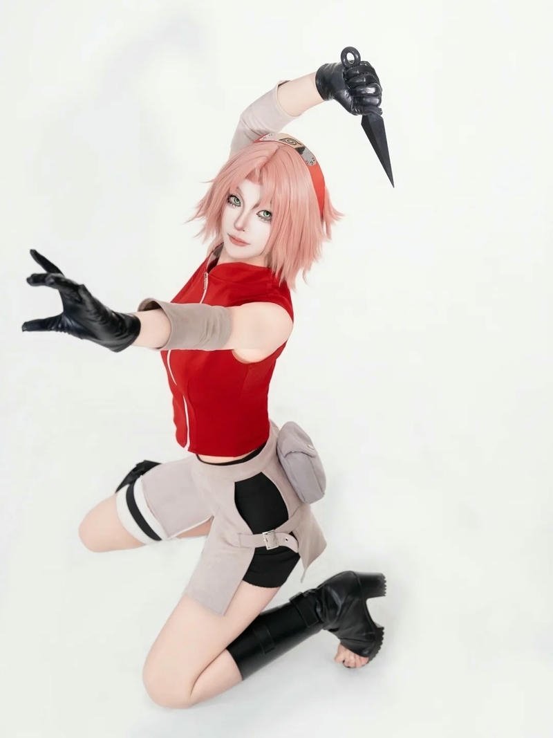 Sakura Haruno Cosplay đứng trên nền trắng tạo dáng