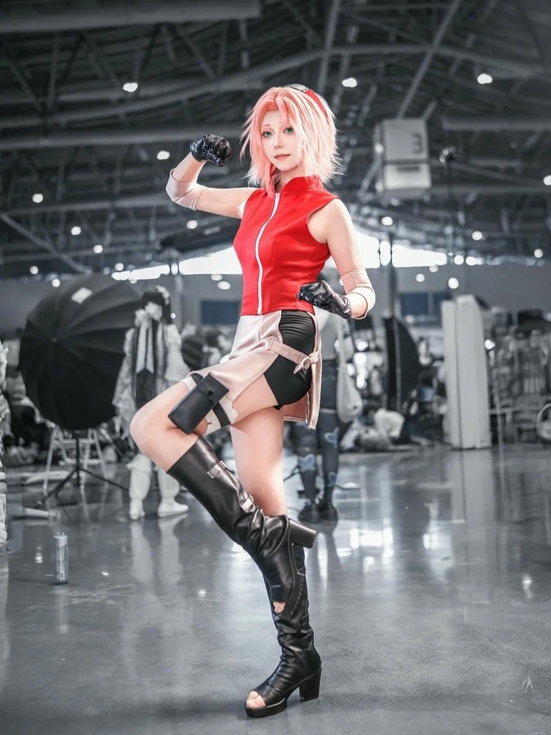 Sakura Haruno Cosplay đứng trong nhà máy bỏ hoang