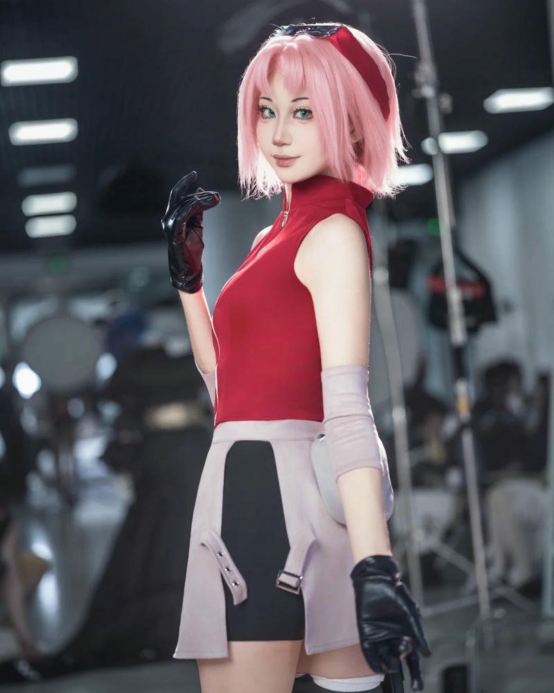 Sakura Haruno Cosplay đứng trong phòng tập gym hiện đại