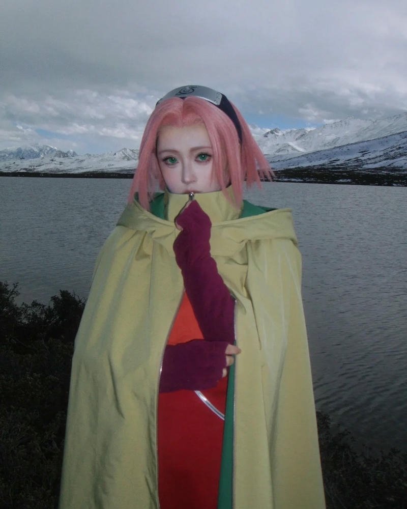 Sakura Haruno Cosplay mặc áo khoác trắng đứng nhìn