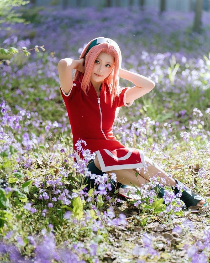 Sakura Haruno Cosplay ngồi giữa cánh đồng hoa tím