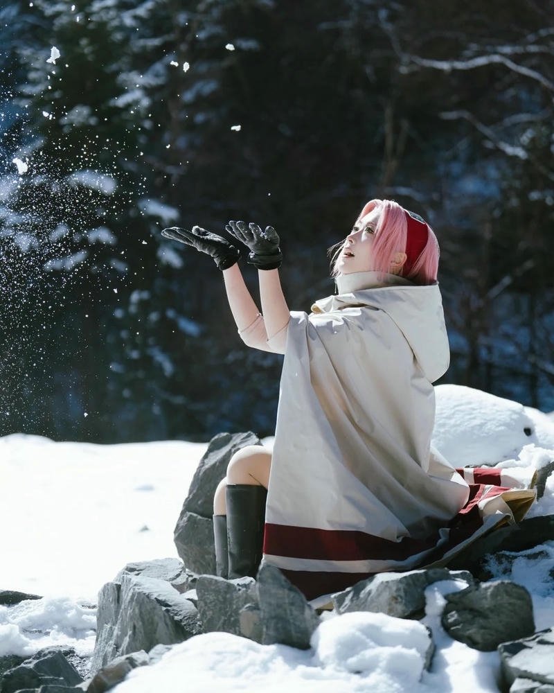 Sakura Haruno Cosplay ngồi trên đá bên bờ suối