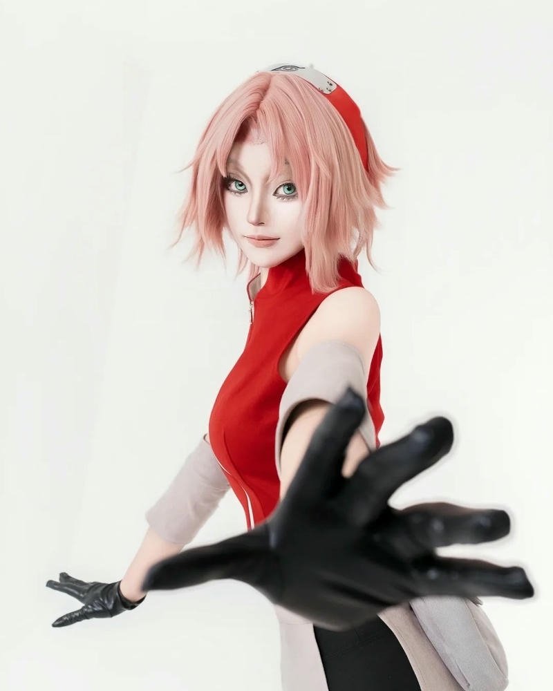 Sakura Haruno Cosplay tạo dáng chiến đấu tay nắm