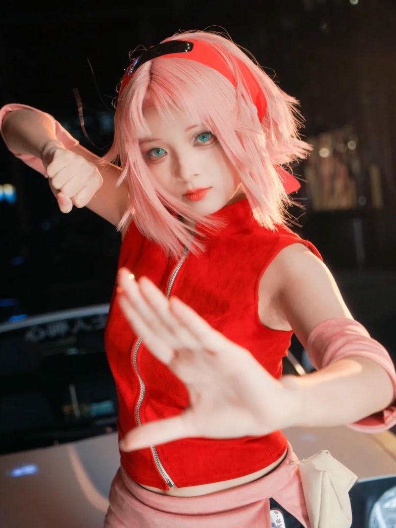 Sakura Haruno Cosplay tạo dáng đấm tay về phía trước