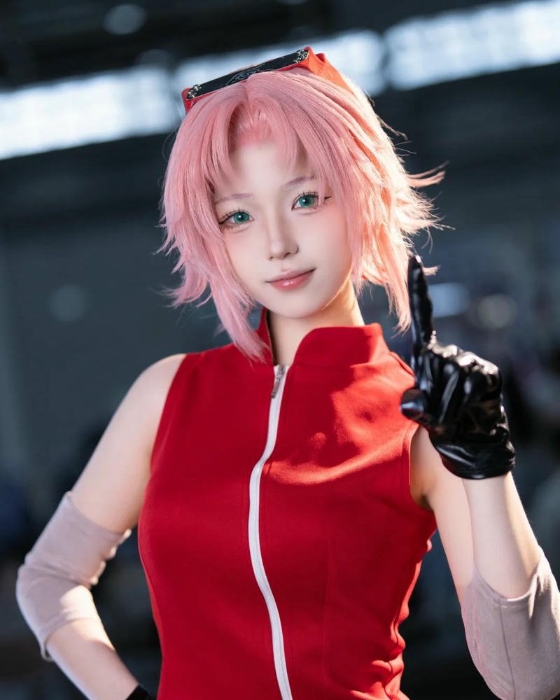 Sakura Tóc Hồng đứng thẳng trong studio sáng