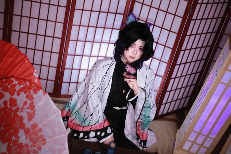 Shinobu cosplay ánh sáng nền trắng dịu dàng