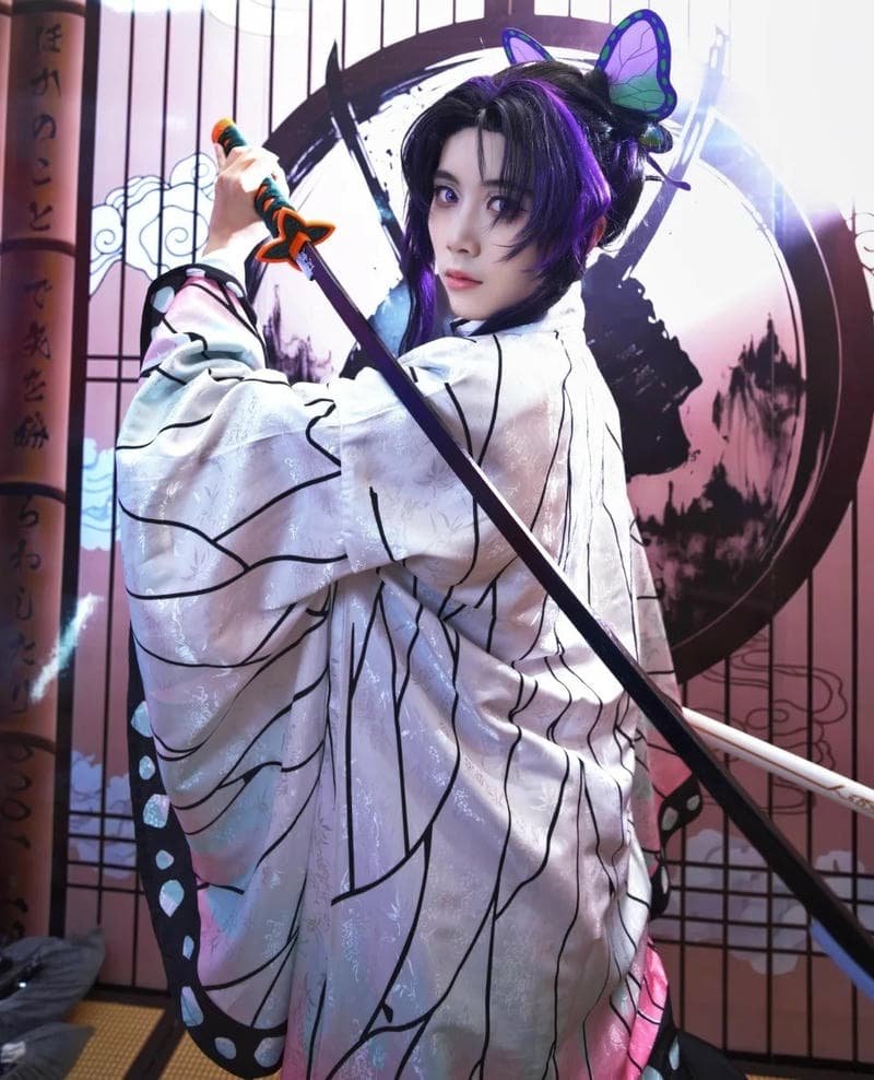 Shinobu cosplay nghệ thuật với pose độc đáo