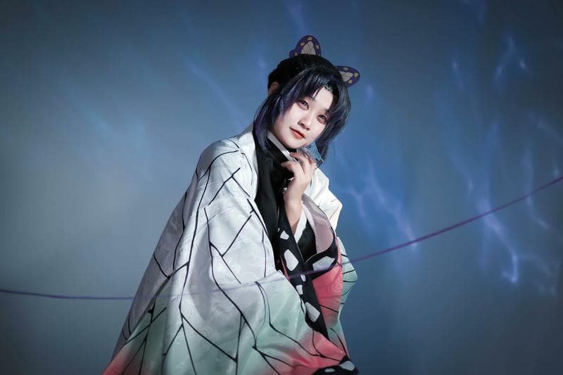 Shinobu cosplay thần thái huyền bí hình nền máy tính