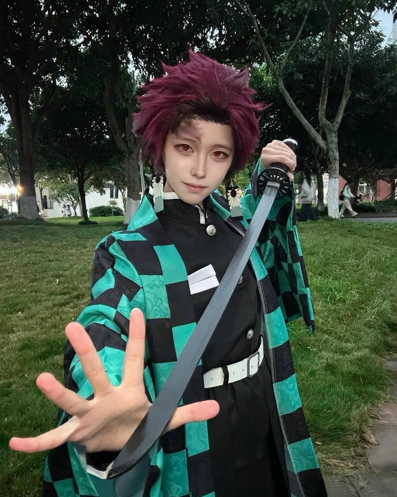 Tanjiro Kamado cosplay Demon Slayer tạo dáng chiến đấu