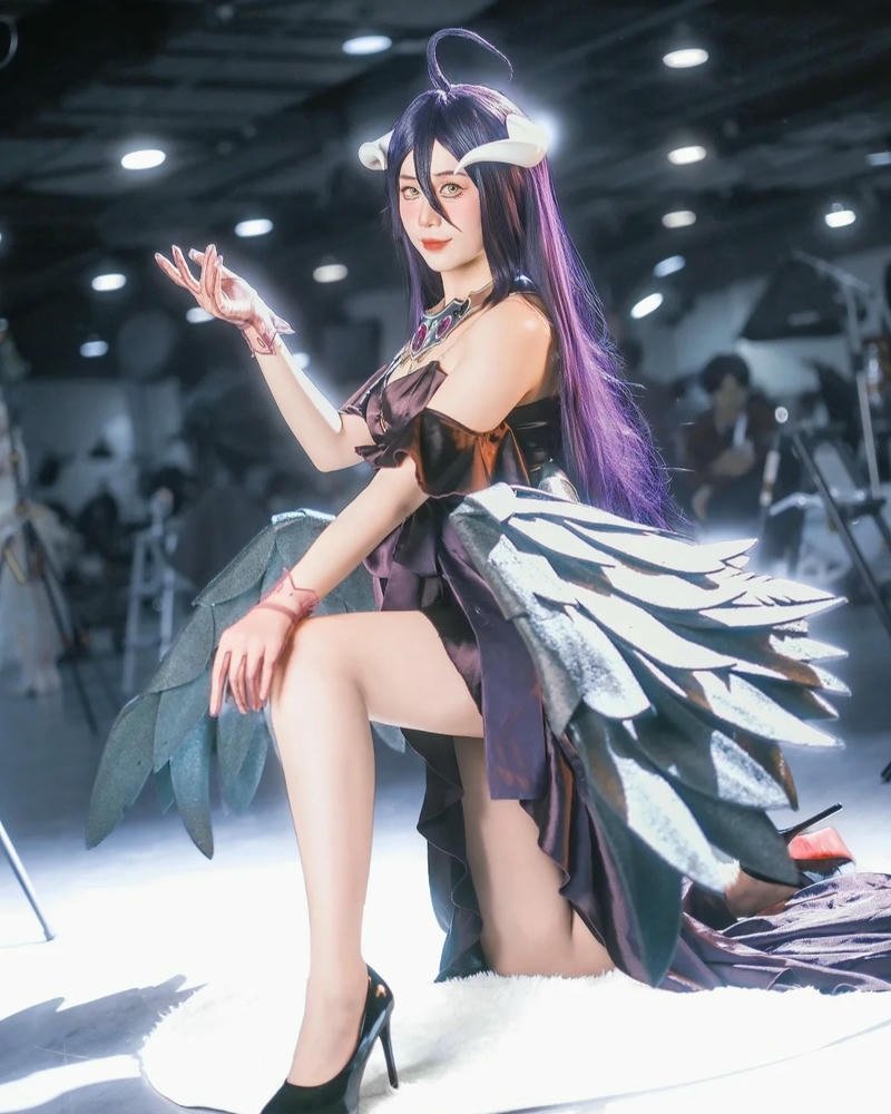 Trang phục Albedo váy đen tạo dáng đứng mạnh mẽ