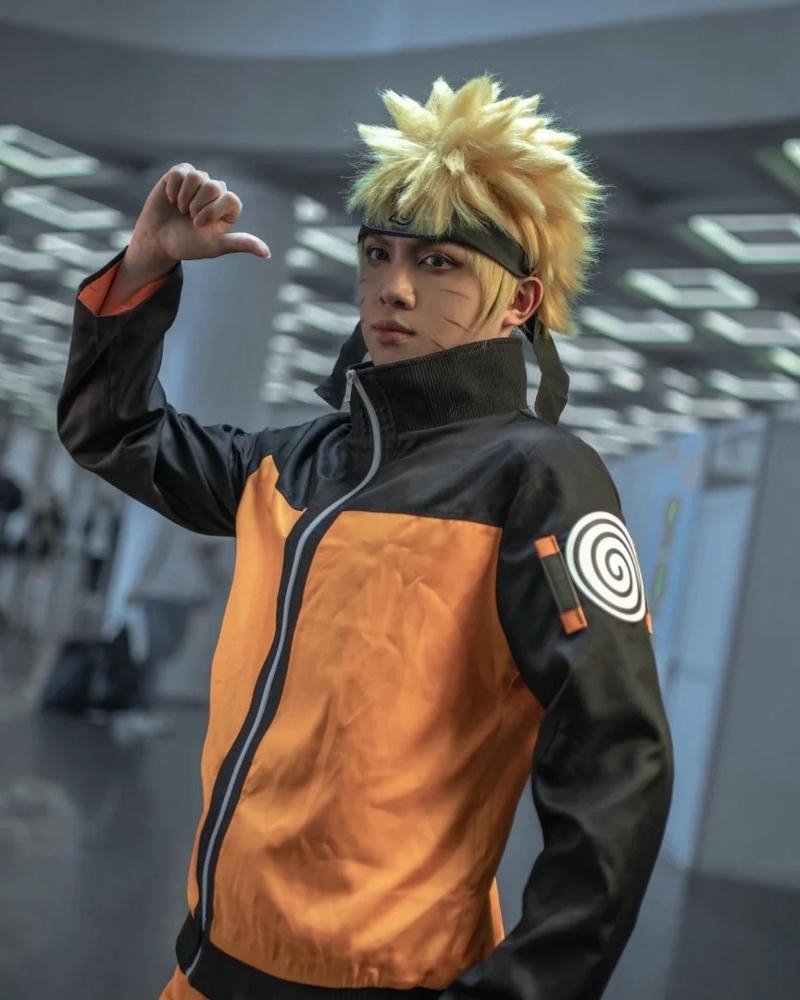 Trang phục Naruto đứng kết ấn trong tòa nhà