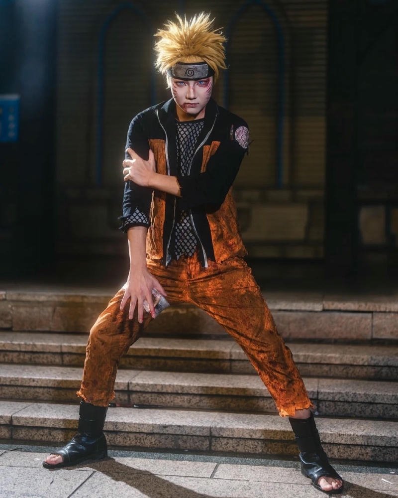 Trang phục Naruto đứng trên cầu thang đá