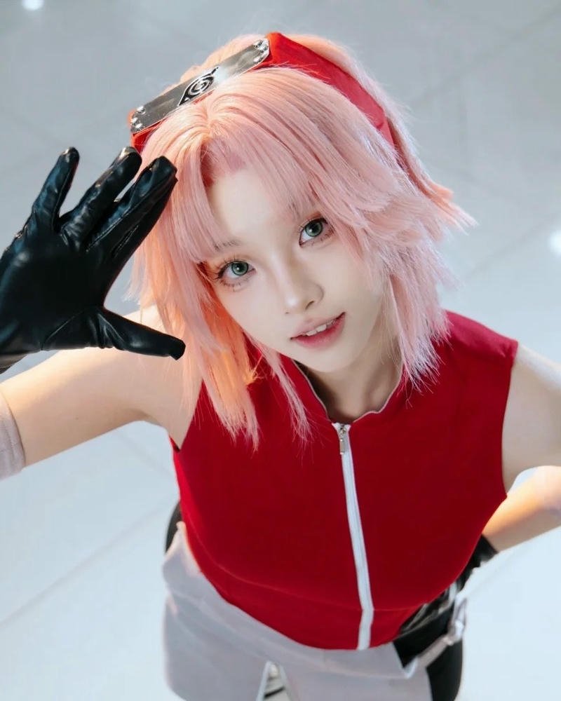 Trang phục Sakura Haruno đứng nghiêng người nhìn xuống
