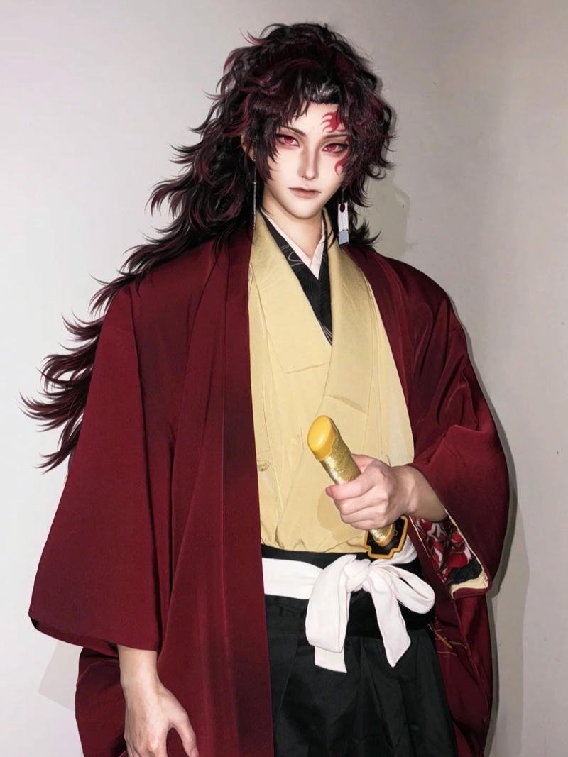 Yoriichi Tsugikuni cosplay Demon Slayer đứng thẳng nhìn xa