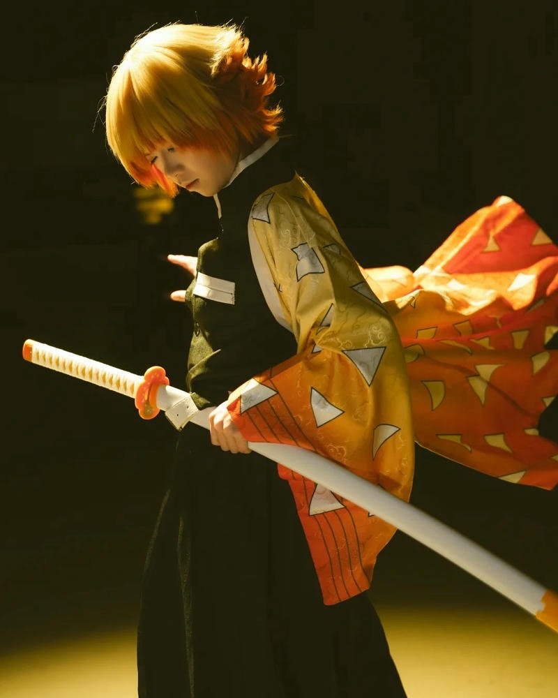 Zenitsu Agatsuma cosplay Demon Slayer đứng thẳng nhìn ngầu