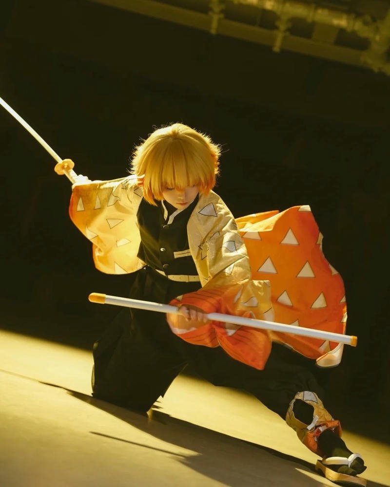 Zenitsu Agatsuma cosplay Demon Slayer tư thế rút kiếm