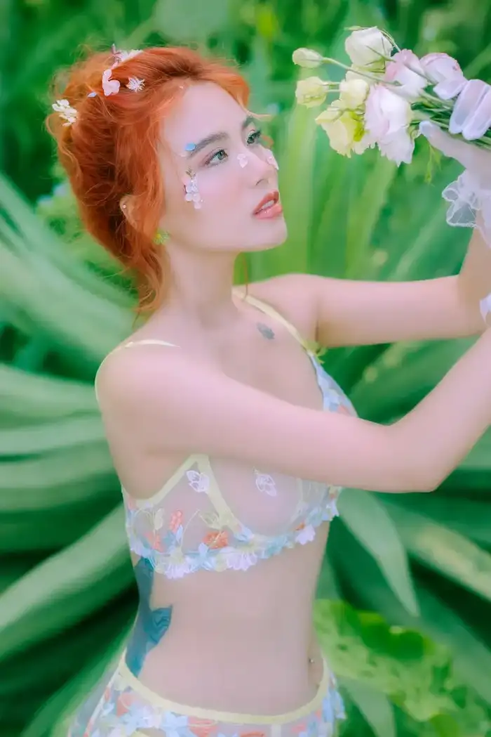 ảnh Linh Miu bikini với thần thái cuốn hút