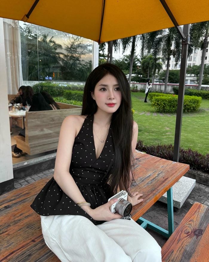 ảnh ngoài trời của quỳnh alee bikini