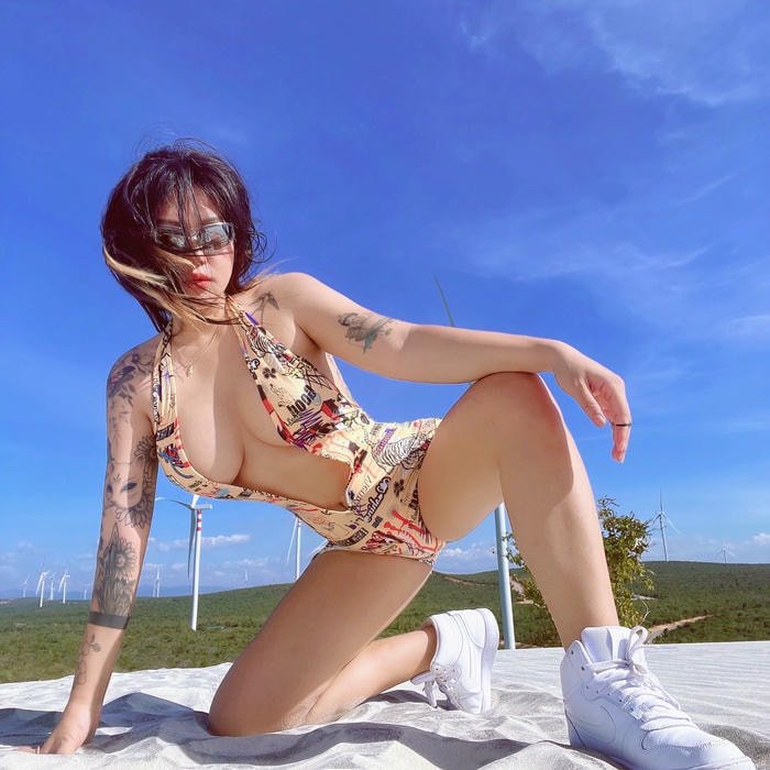 ảnh suzie nguyễn bikini dáng đứng cuốn hút