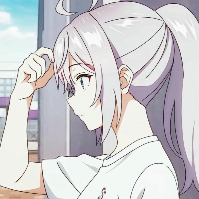 avatar Arya buộc tóc đuôi ngựa năng động trong trang phục trắng