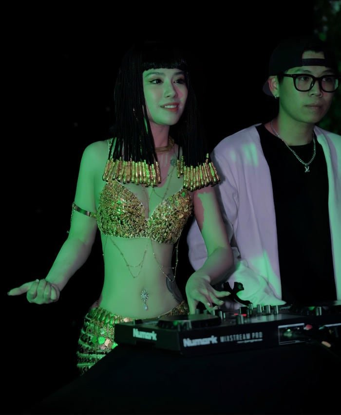 biểu cảm tươi tắn từ linh miu bikini