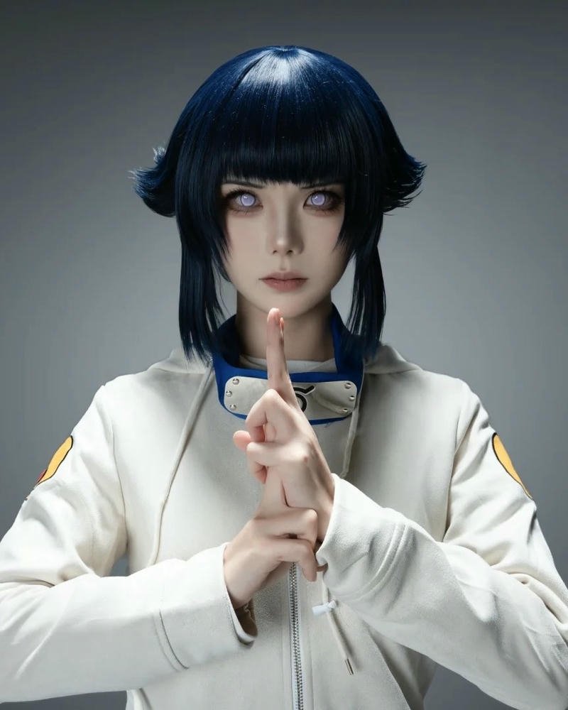 cosplay hinata cận mặt hai tay chắp ngực