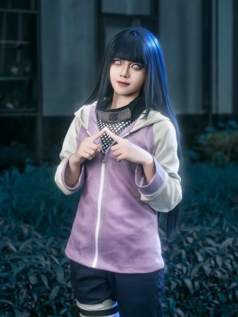 cosplay hinata đứng giữa vườn cây xanh
