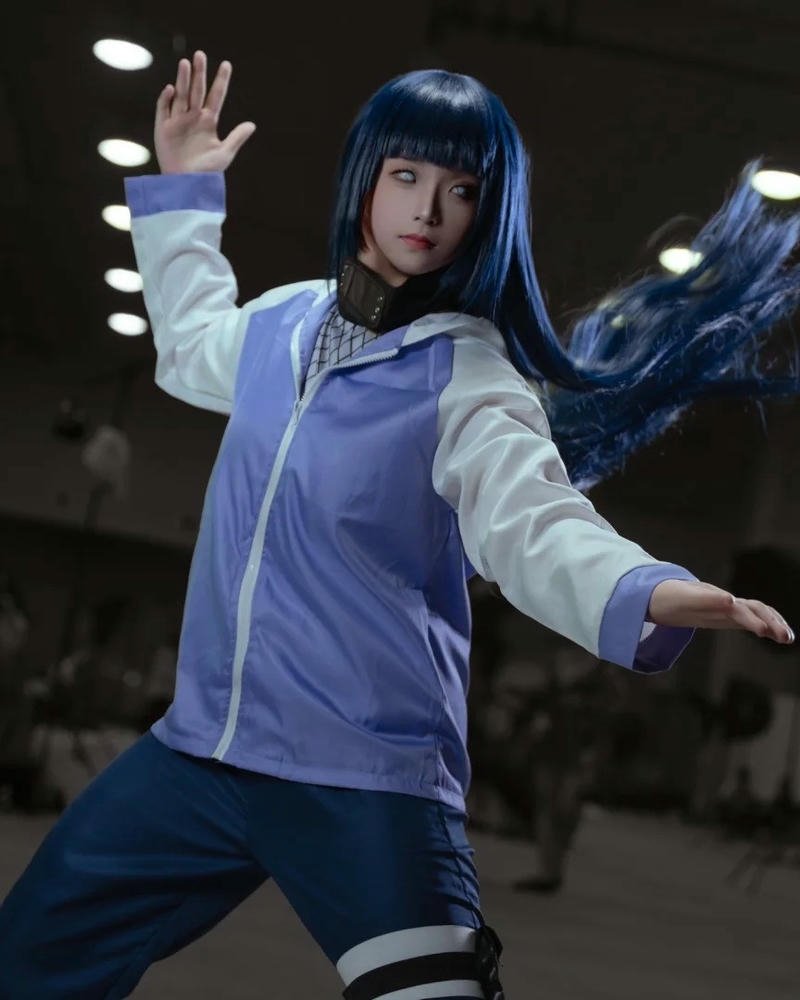 cosplay hinata đứng quay lưng áo khoác xanh