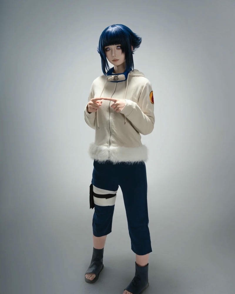 cosplay hinata đứng thẳng mặc áo khoác trắng