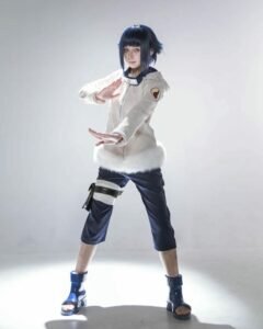 cosplay hinata đứng thẳng trên nền trắng